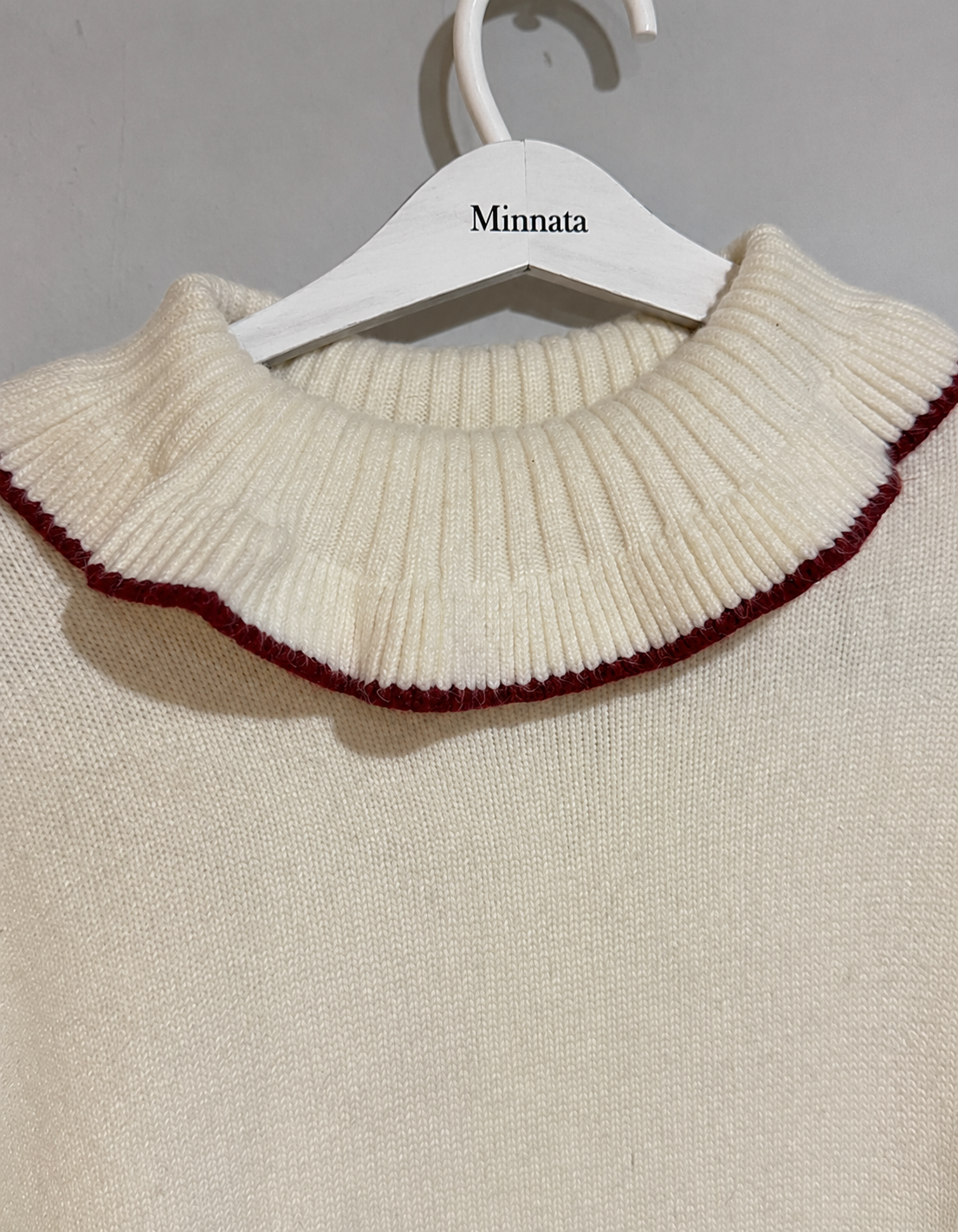 Sweater Cuello Volante con Ribete Rojo | Talla L