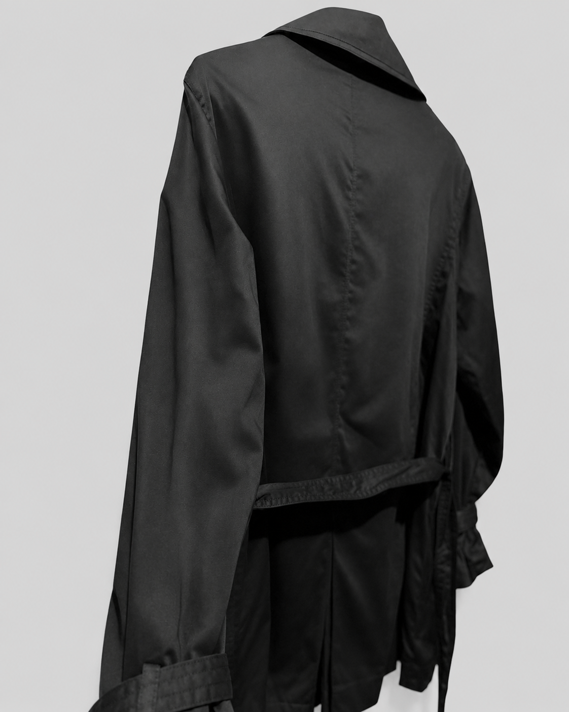 Trench coat negro clásico| Marca Appraisal | Talla L