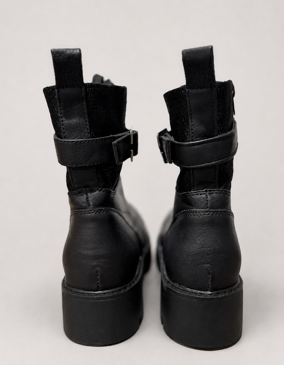 Botines marca Via della Rose | Militares con Hebilla | Talla indicada 38 (25.5 cm)
