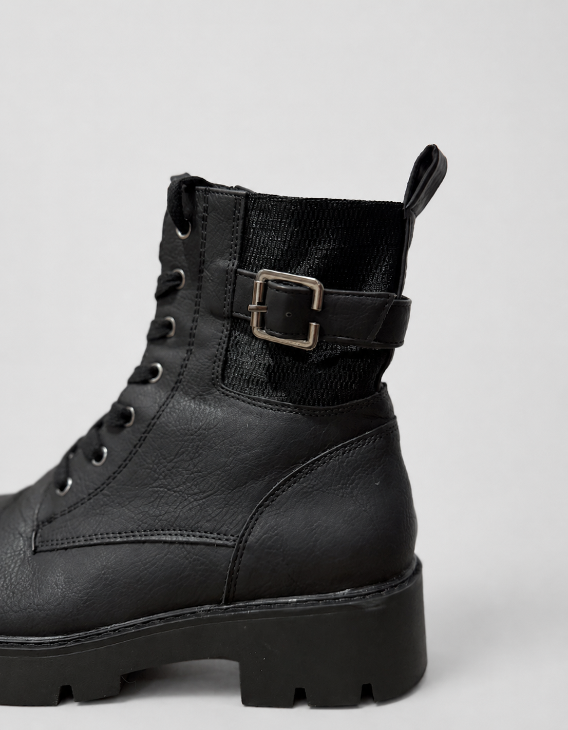 Botines marca Via della Rose | Militares con Hebilla | Talla indicada 38 (25.5 cm)