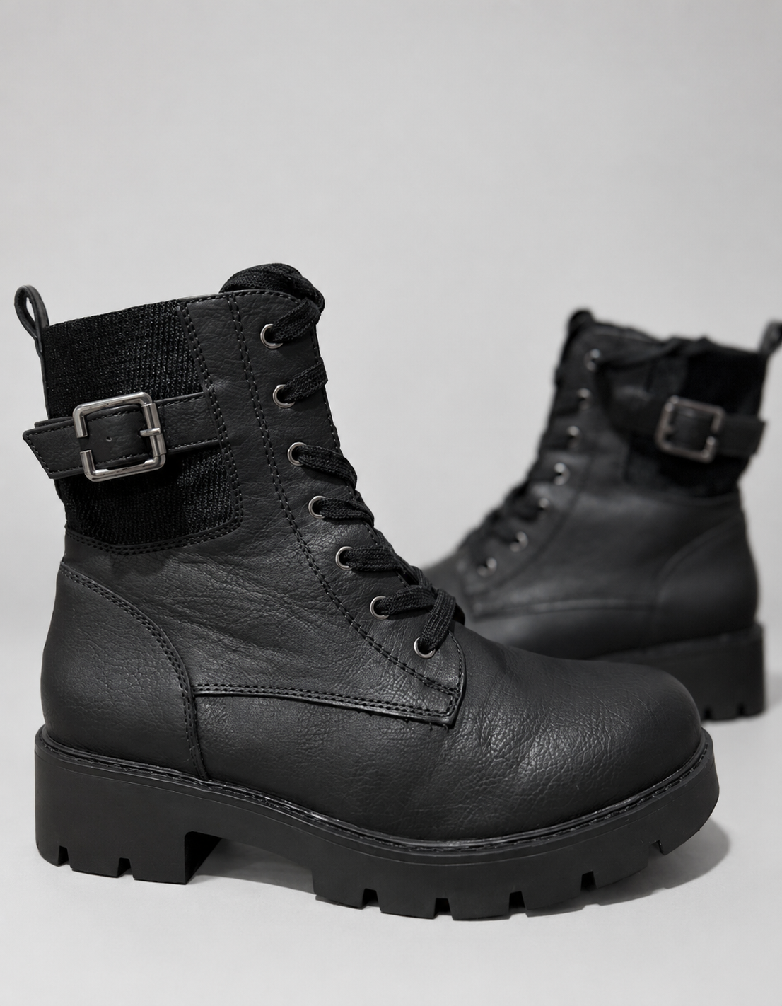 Botines marca Via della Rose | Militares con Hebilla | Talla indicada 38 (25.5 cm)