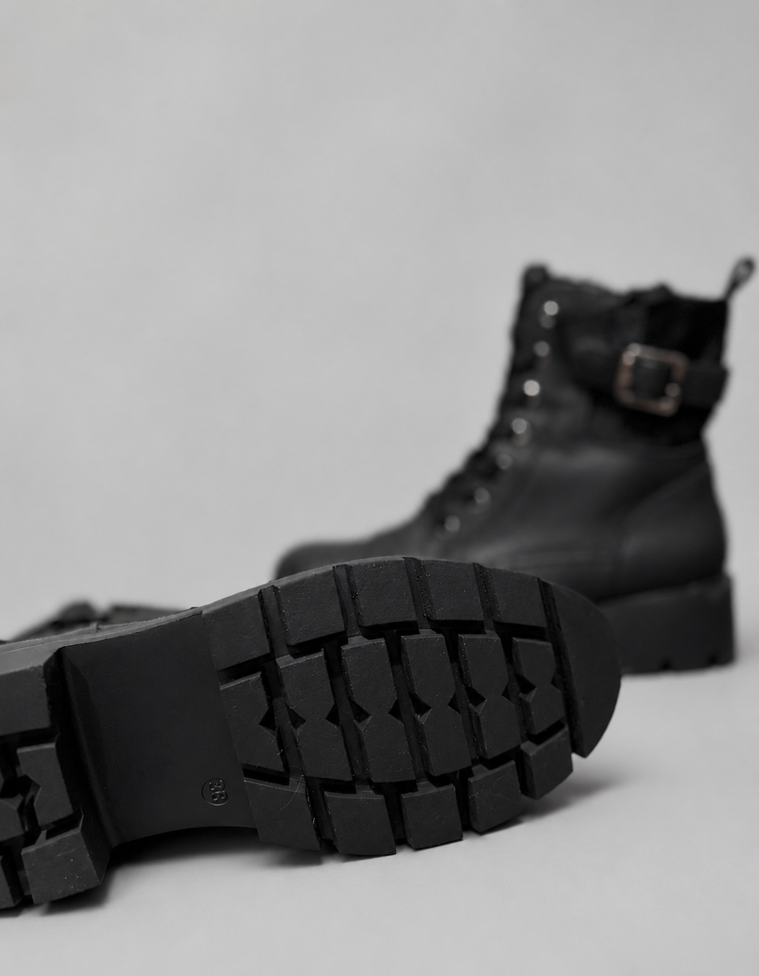 Botines marca Via della Rose | Militares con Hebilla | Talla indicada 38 (25.5 cm)