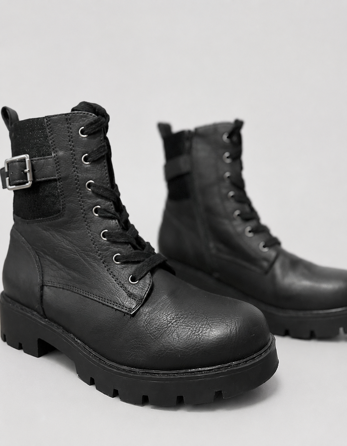 Botines marca Via della Rose | Militares con Hebilla | Talla indicada 38 (25.5 cm)