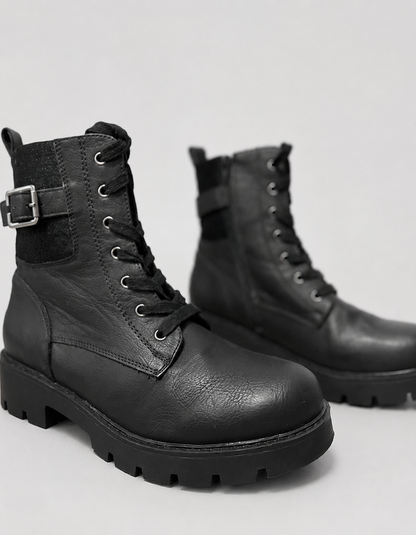 Botines marca Via della Rose | Militares con Hebilla | Talla indicada 38 (25.5 cm)