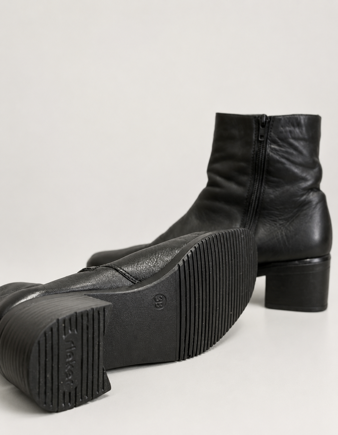 Botines marca Rieker Antistress | Cuero Genuino texturizado | Talla indicada 39