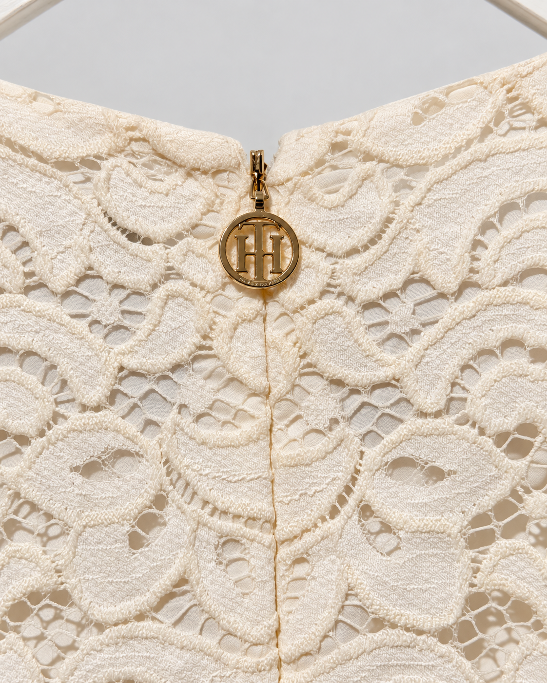 Vestido de encaje Tommy Hilfiger en marfil — con forro