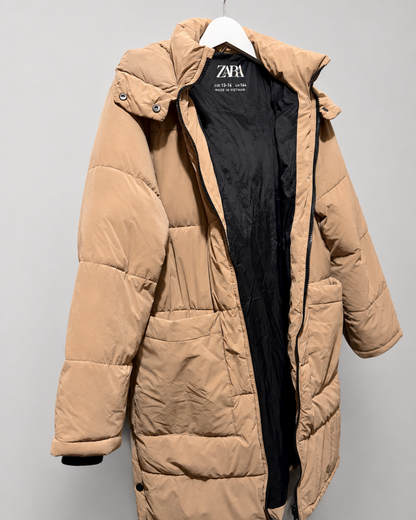 Parka larga puffer Zara — Camel/beige con capucha